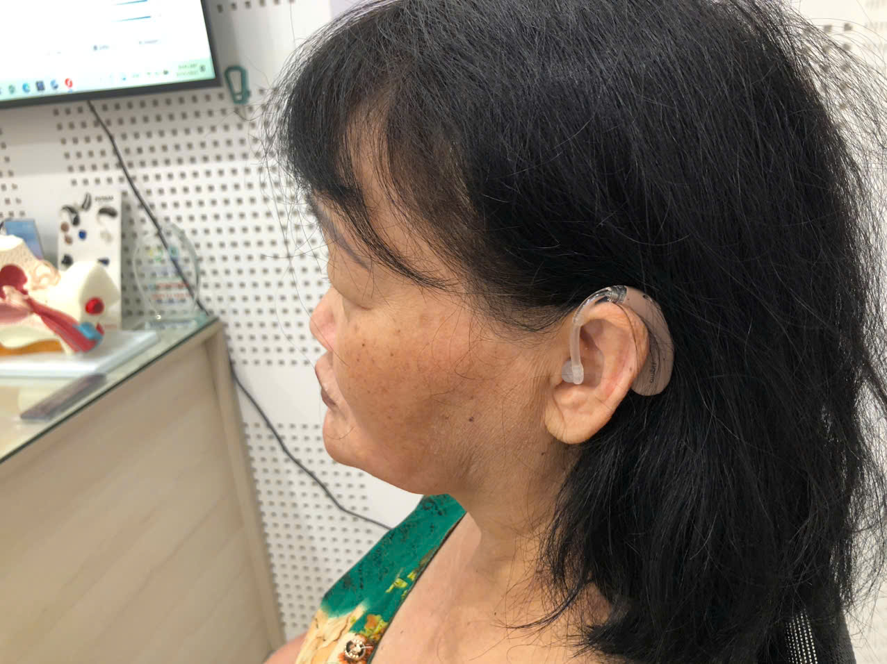 Đeo máy trợ thính có nghe lại như bình thường