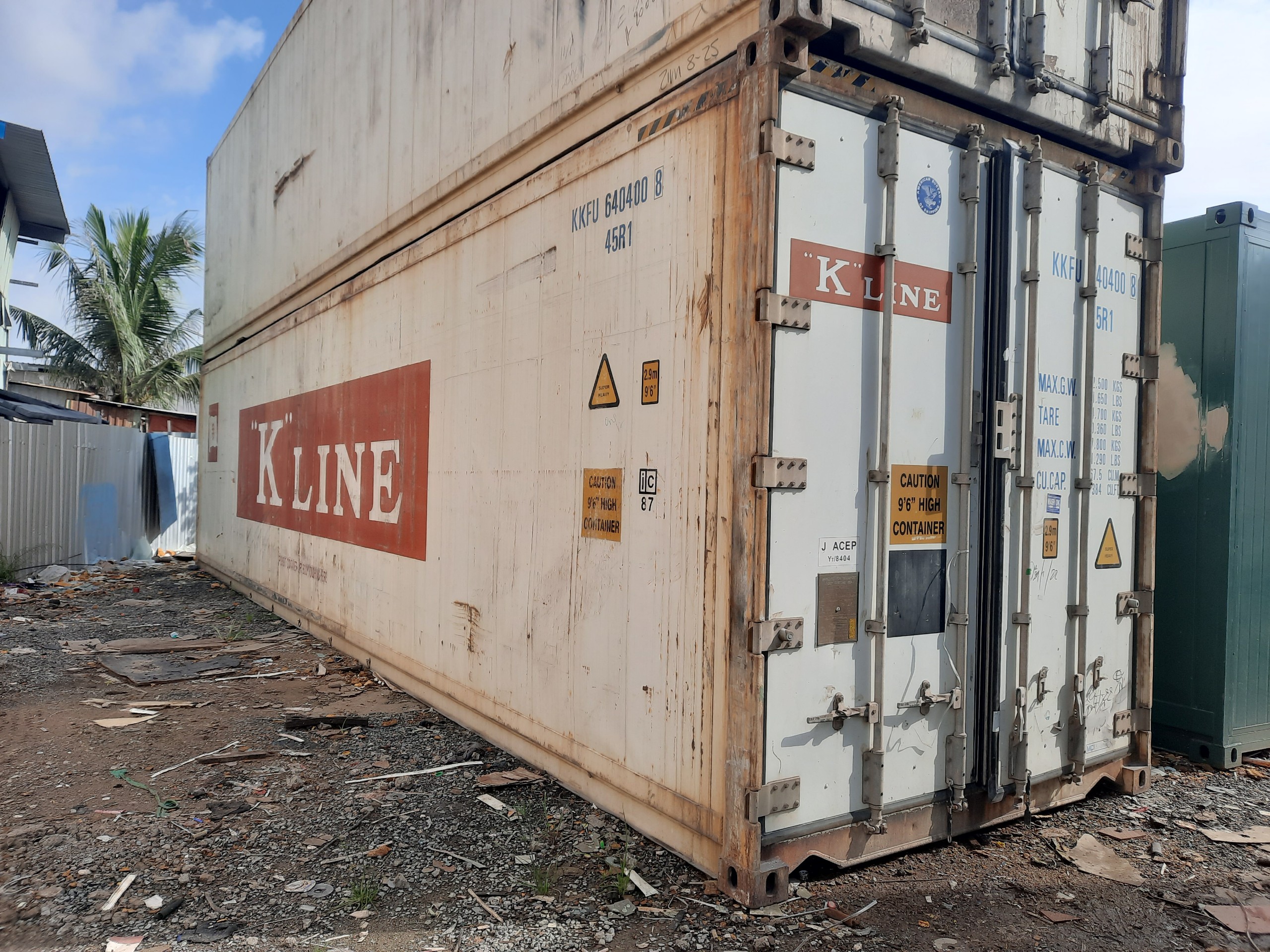 Công lạnh cũ 40 feet chứa thịt heo và cá