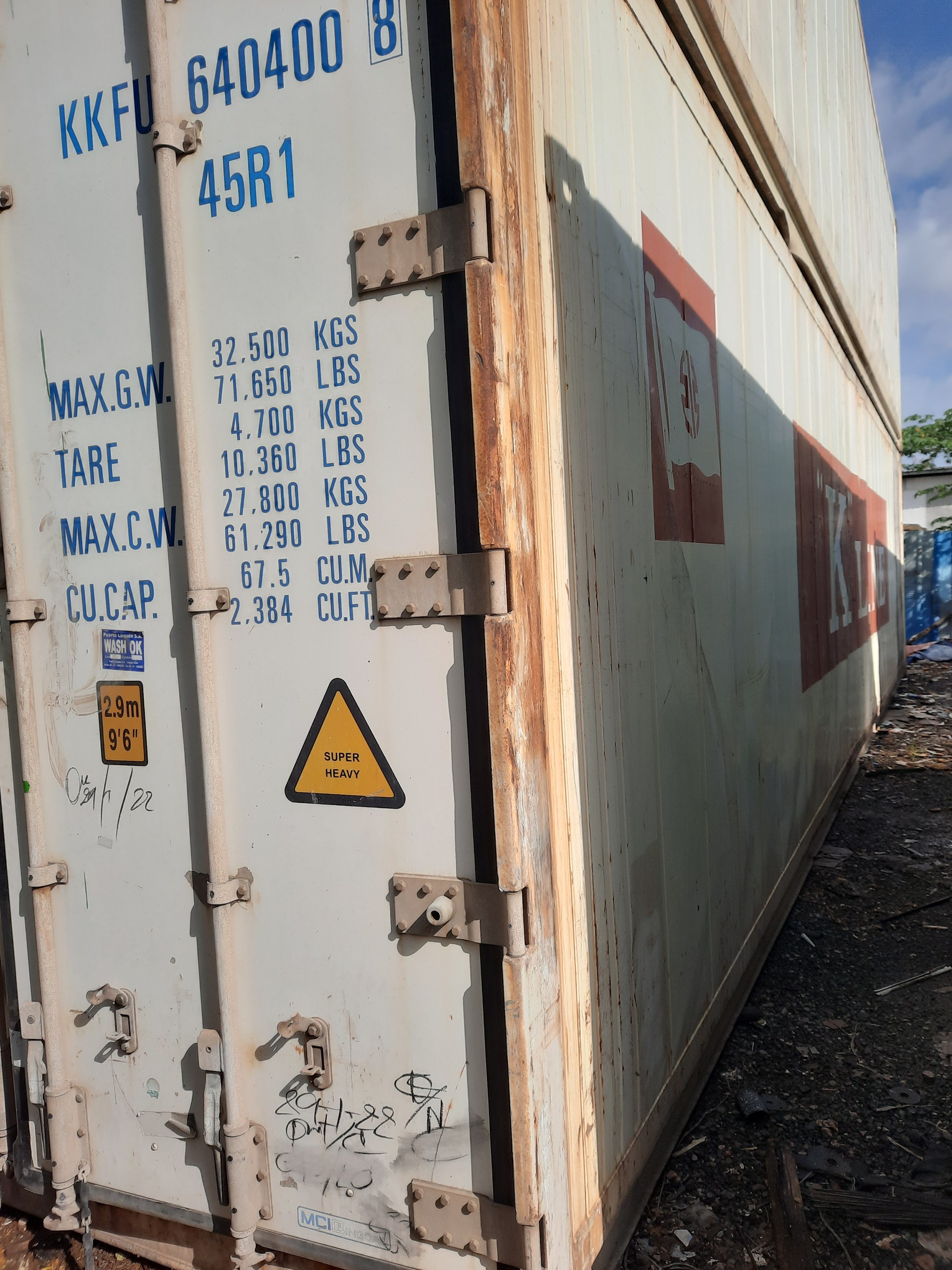Công lạnh cũ 40 feet chứa thịt heo và cá