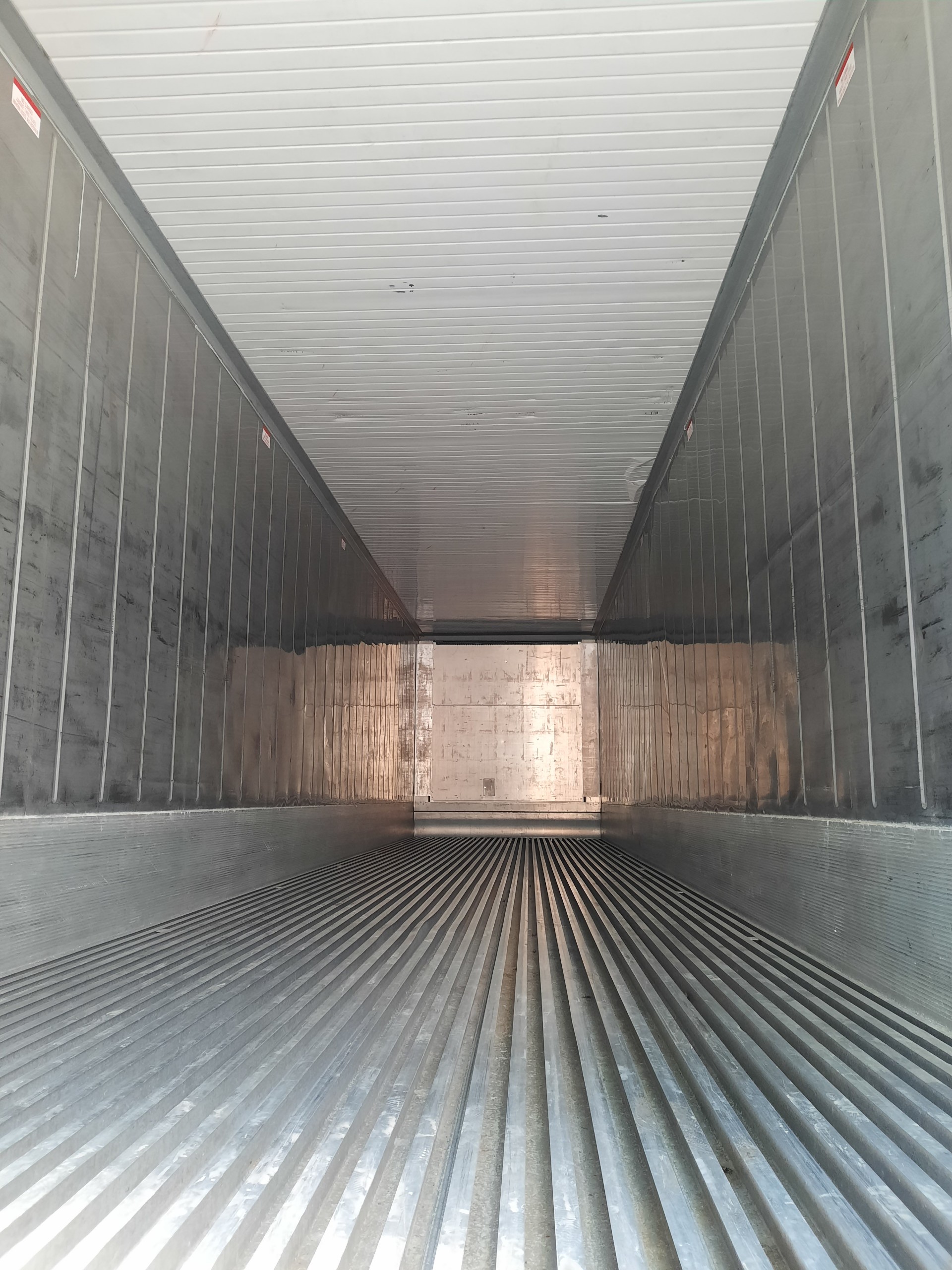 Công lạnh cũ 40 feet chứa thịt heo và cá