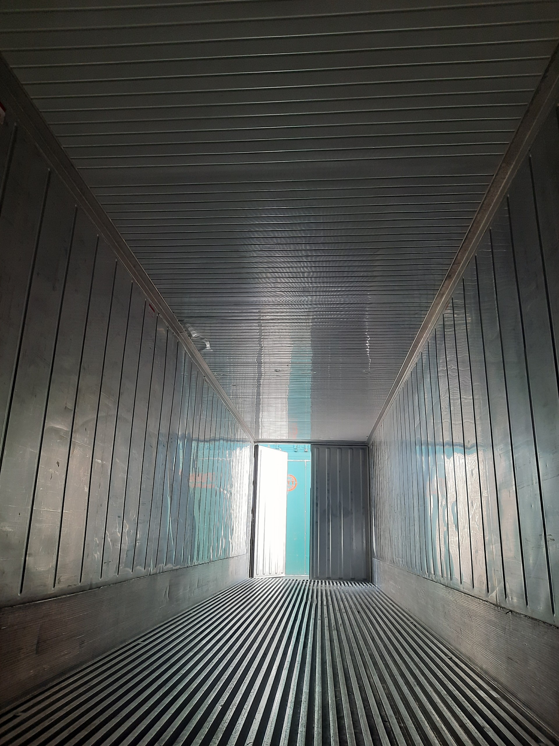 Công lạnh cũ 40 feet chứa thịt heo và cá