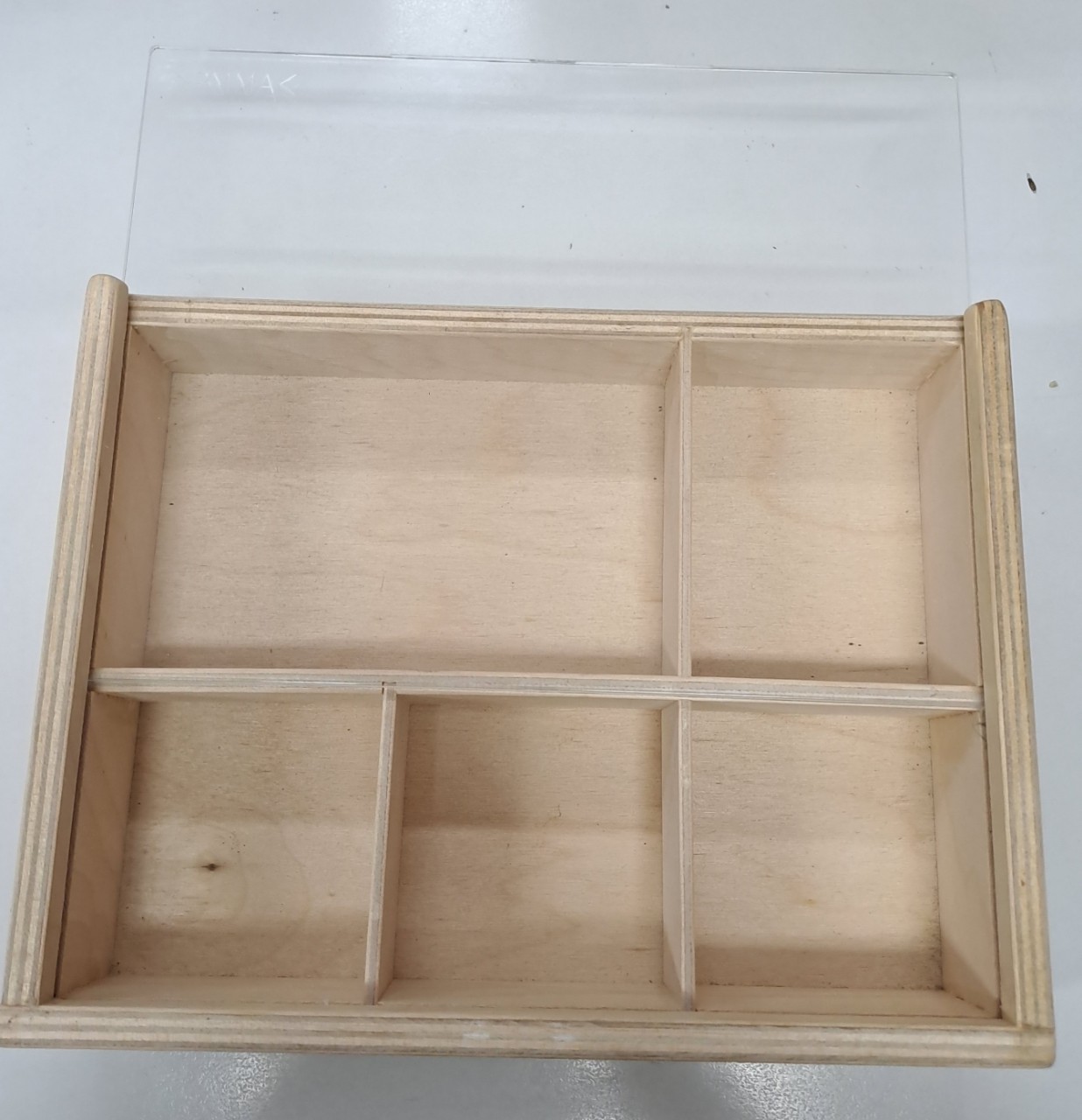 Hộp gỗ nắp trượt bao gồm 5 ngăn.Nắp bằng mica cao cấp
