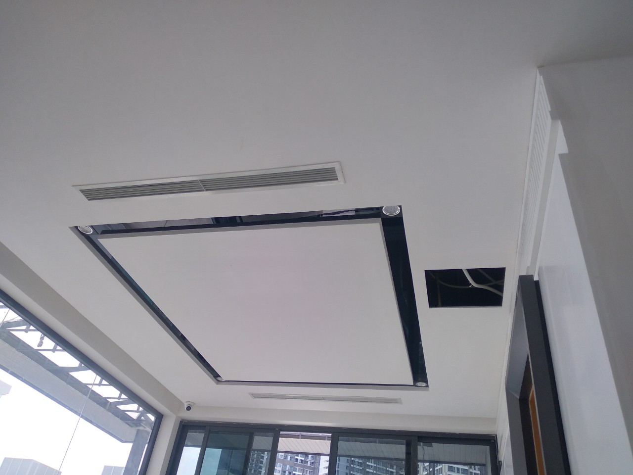 Máy lạnh giấu trần tạo không gian tươi mát 