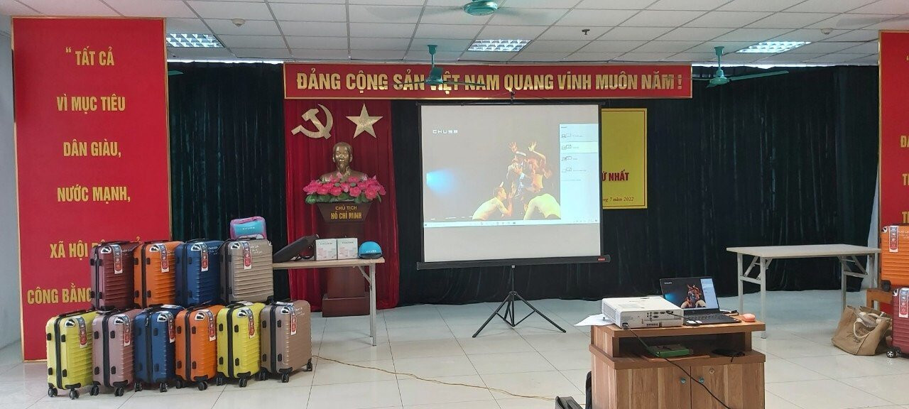 Công ty cho thuê máy chiếu , màn chiếu giá rẻ tại Hà Nội 