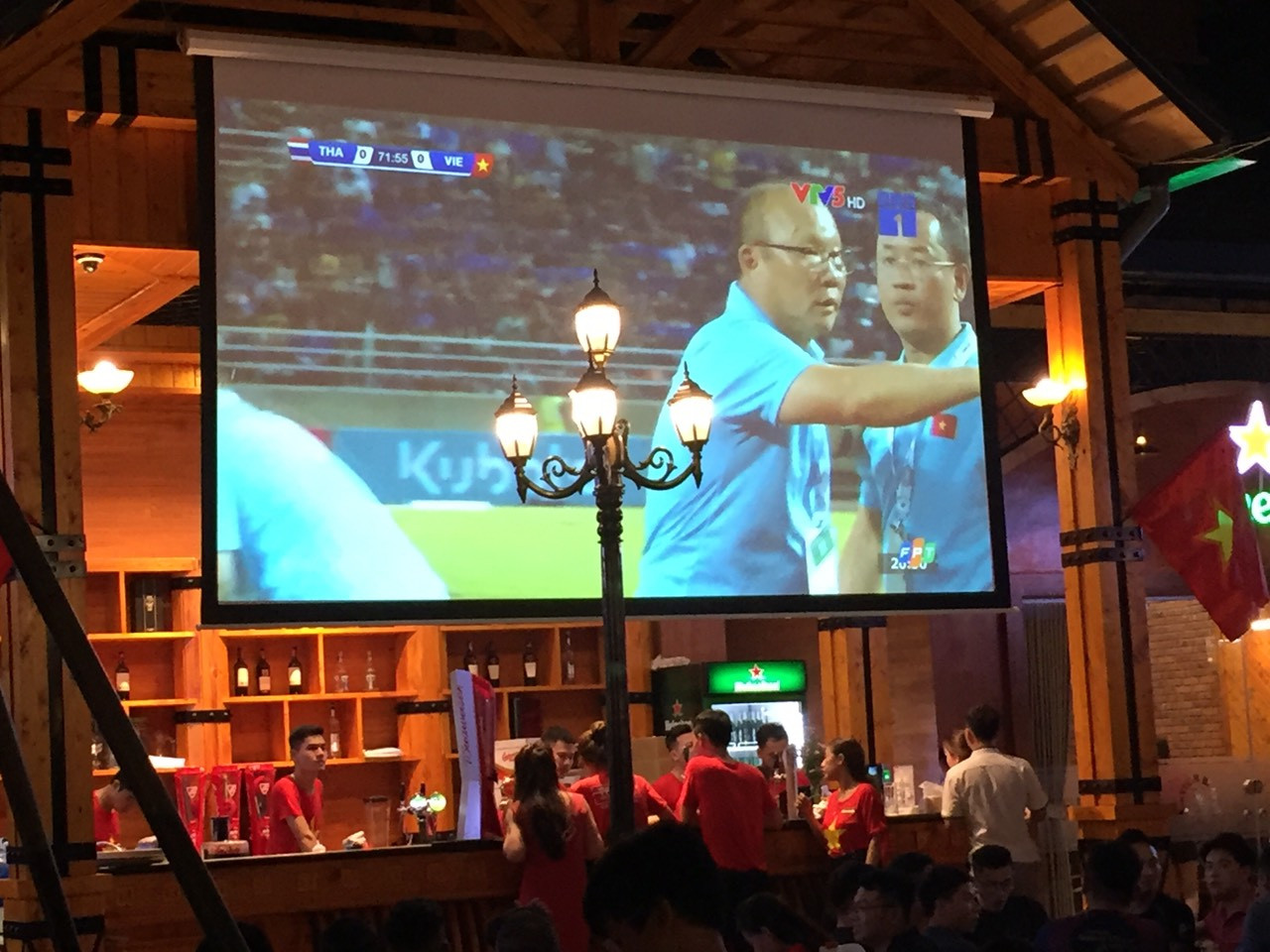 Cho thuê máy chiếu xem bóng đá giá rẻ tại Hà Nội 