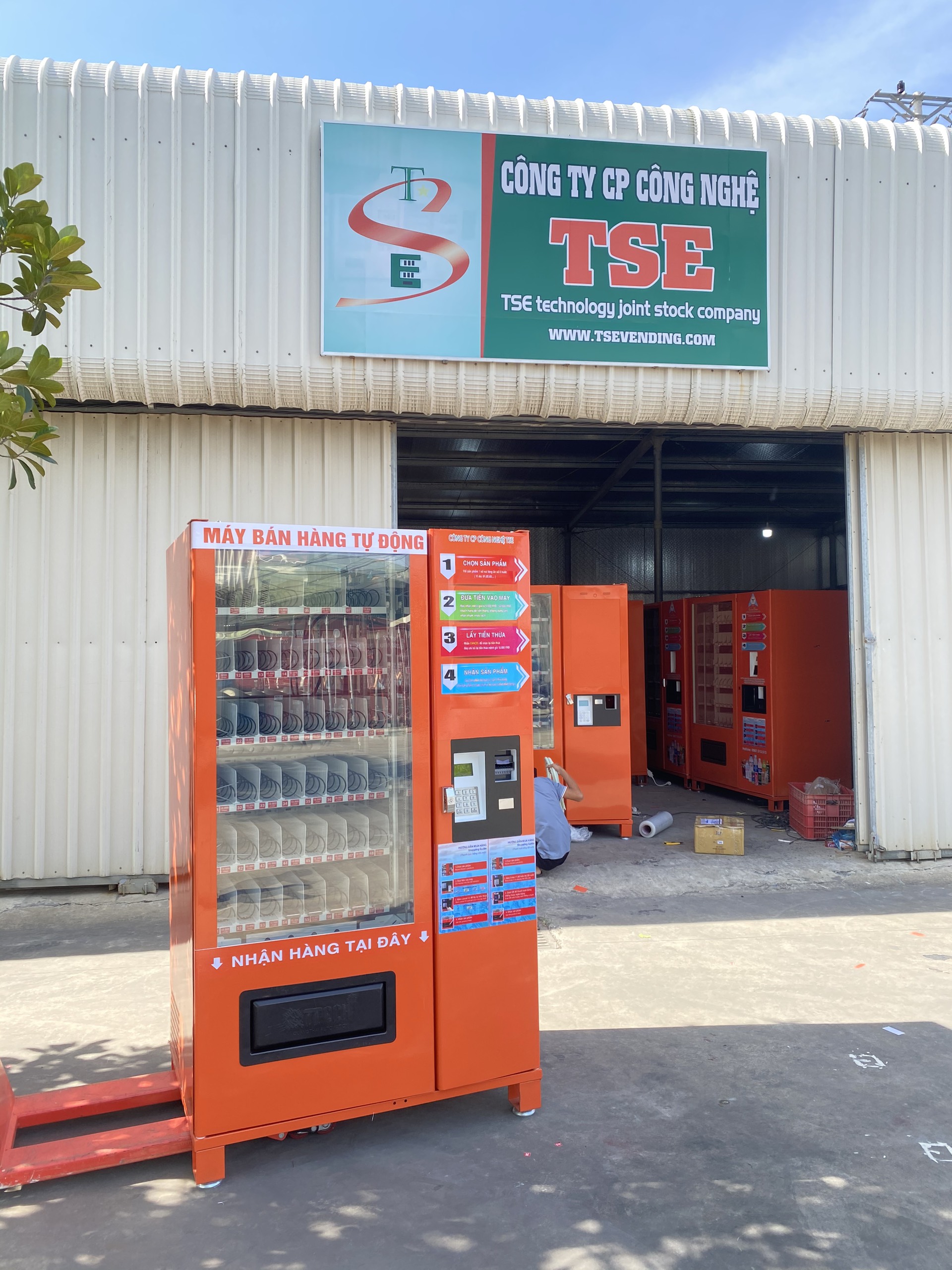 Máy bán hàng tự động TSE - Giải pháp kinh doanh công nghệ