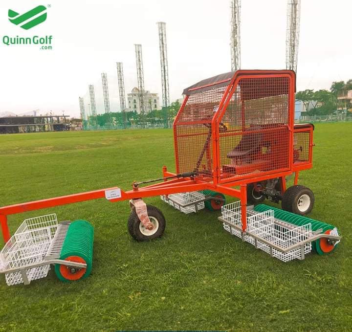 Xe nhặt bóng 3 càng - Quinns Golf trên sân tập Golf