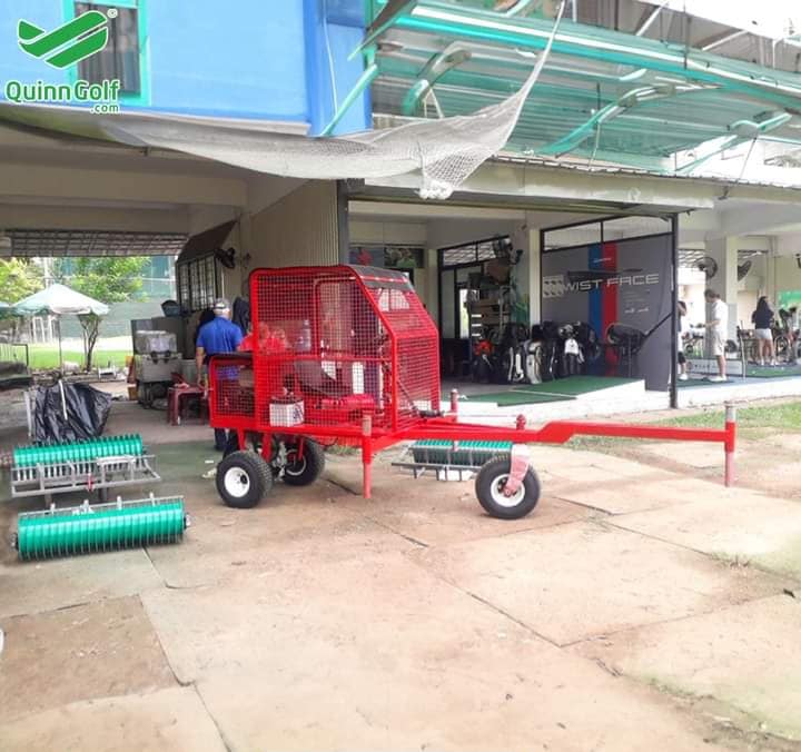 Xe nhặt bóng 3 càng - Quinns Golf trên sân tập Golf