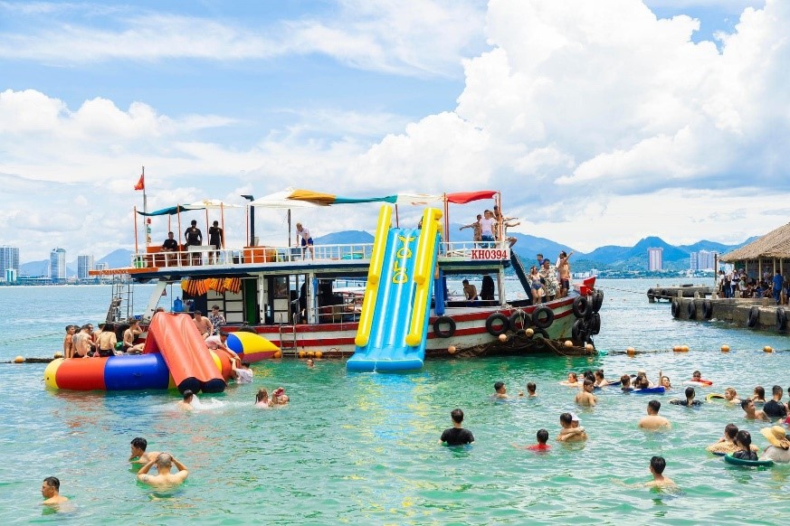 Tour Đi Thuyền Tiệc Bar Nổi Ở Nha Trang