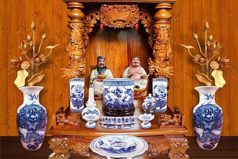 Có thể lập bàn thờ hoặc không