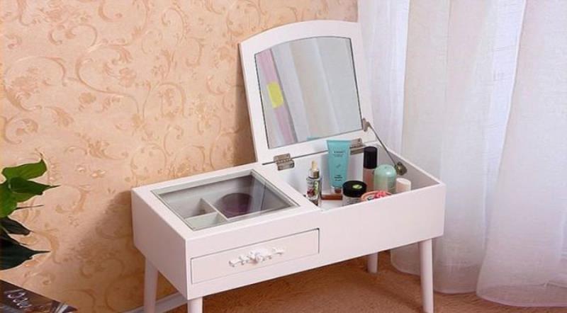 Dùng bàn trang điểm dạng hai cánh trong phòng ngủ