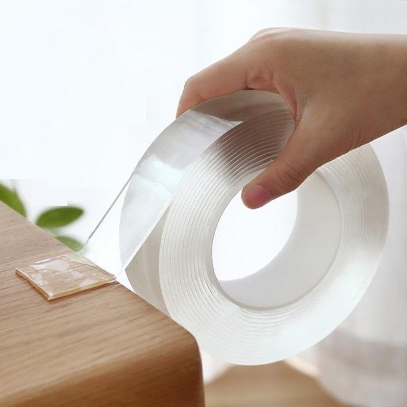 Dùng băng keo trong suốt dán vào lỗ micro của điện thoại