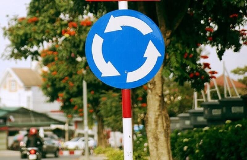 Chú ý biển báo vào vòng xuyến