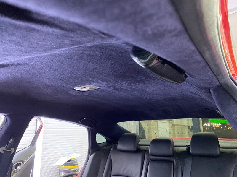 Xe bọc trần bằng da lộn trông sang chảnh hơn