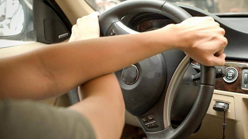 Tác hại của việc cầm vô lăng không đúng cách