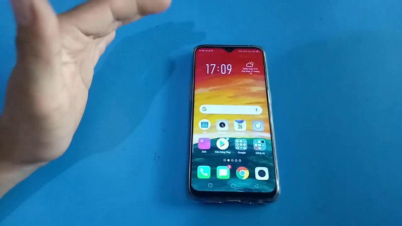 Điện thoại bị đơ chậm sẽ cần chạy lại chương trình