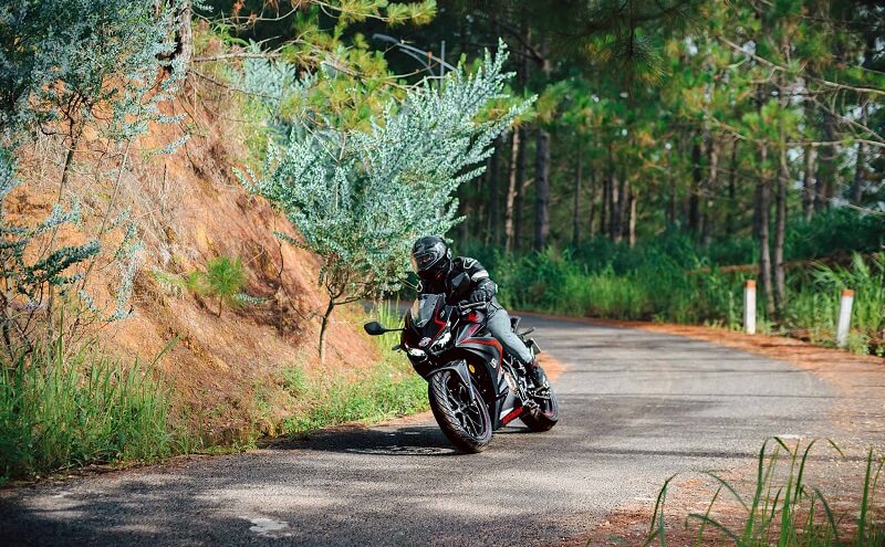 Tình huống cua khi xe côn tay lên dốc