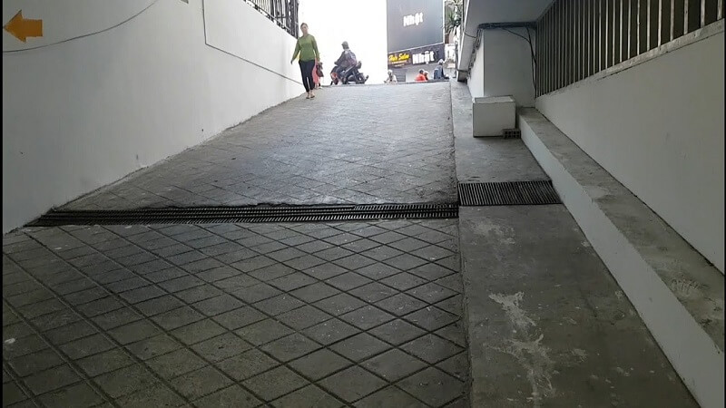 Người đi xe côn tay thường xuyên phải lên dốc ở hầm siêu thị