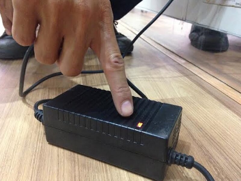 Bộ sạc bị lõi cũng khiến bình ắc quy bị nóng