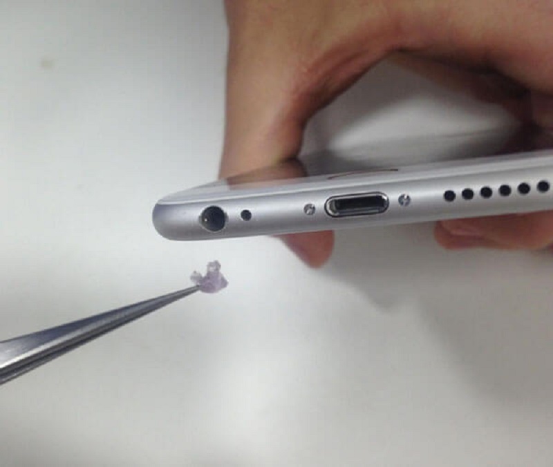 Với khe lắp sim, lỗ cắm tai nghe