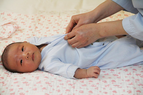 cach-mac-do-cho-tre-so-sinh-mua-dong-1