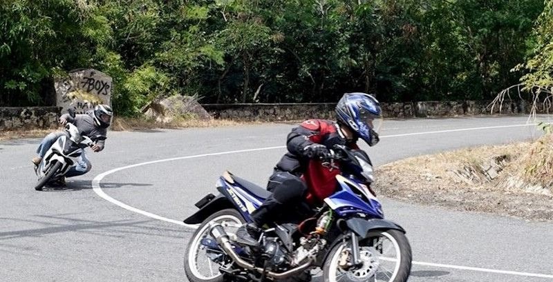 Quan sát kỹ trước khi cua quẹo xe máy