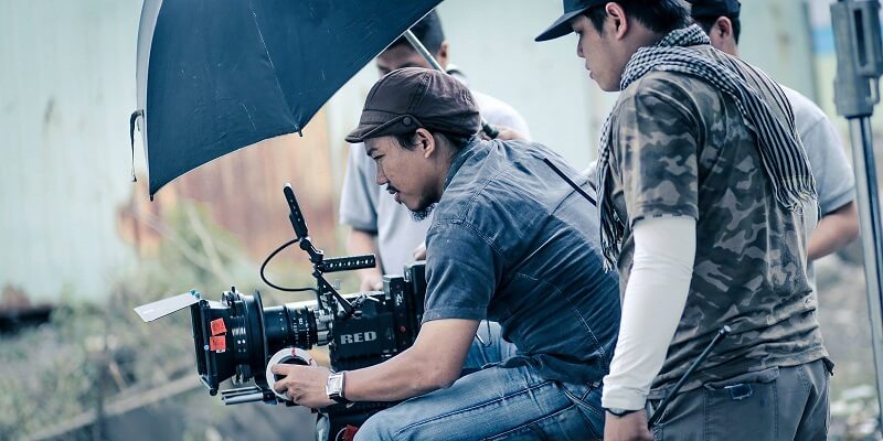 Cầm máy quay phải đúng cách