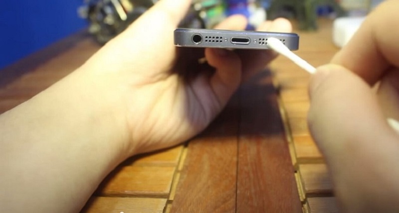 Lưu ý khi vệ sinh lỗ cắm sạc