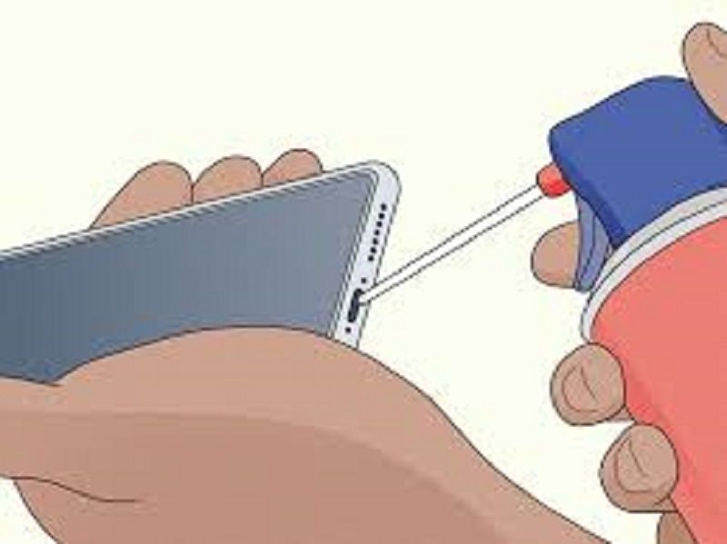 Không dùng miệng thổi vào chân sạc