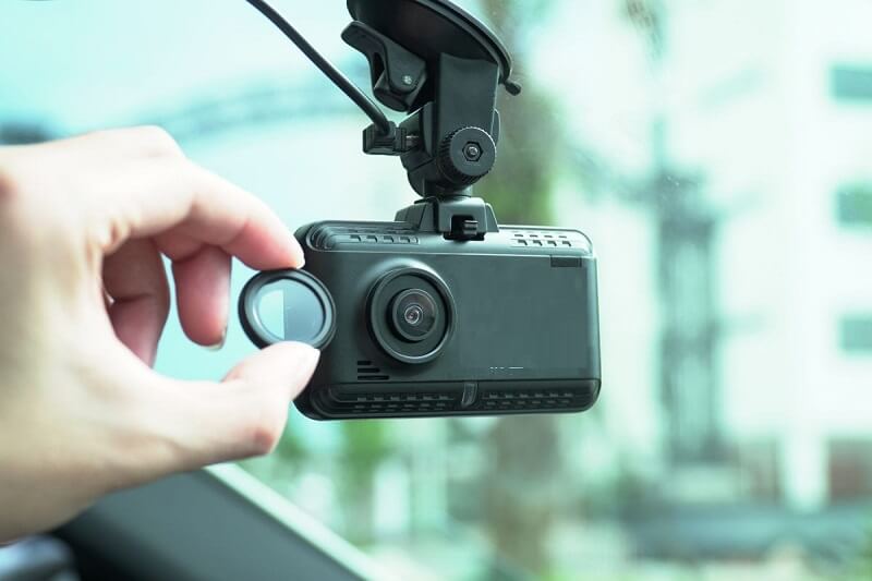 Camera hành trình được gắn ở gương chiếu hậu trung tâm