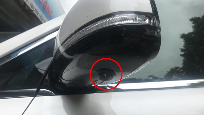 Camera tiến gương phụ cho phép quan sát điểm mù ở phía bên phải xe