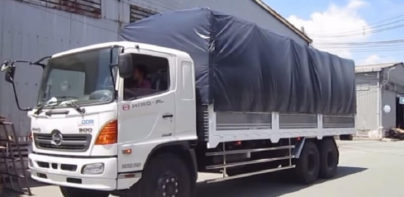 Nhân viên lái xe tải