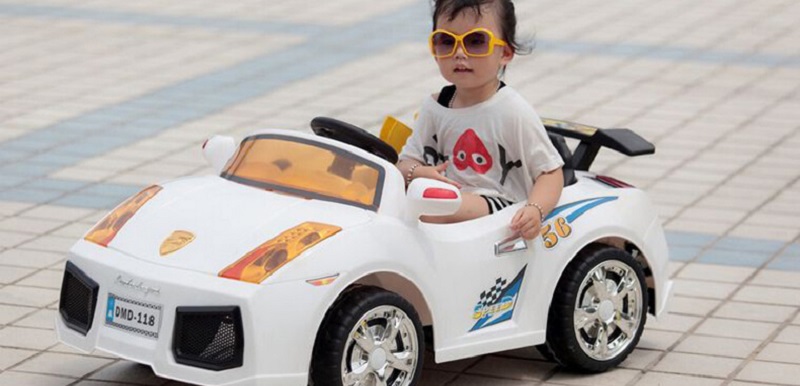 Có nên mua xe ô tô điện cho bé không?