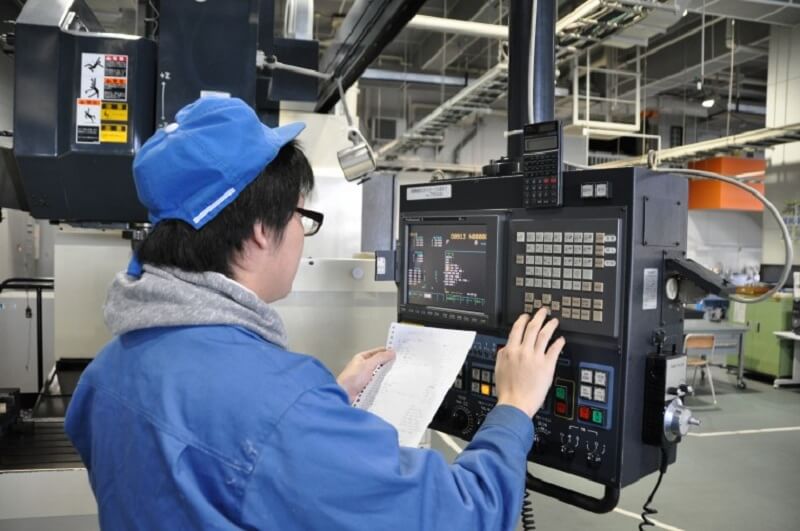 công nhân vận hành máy