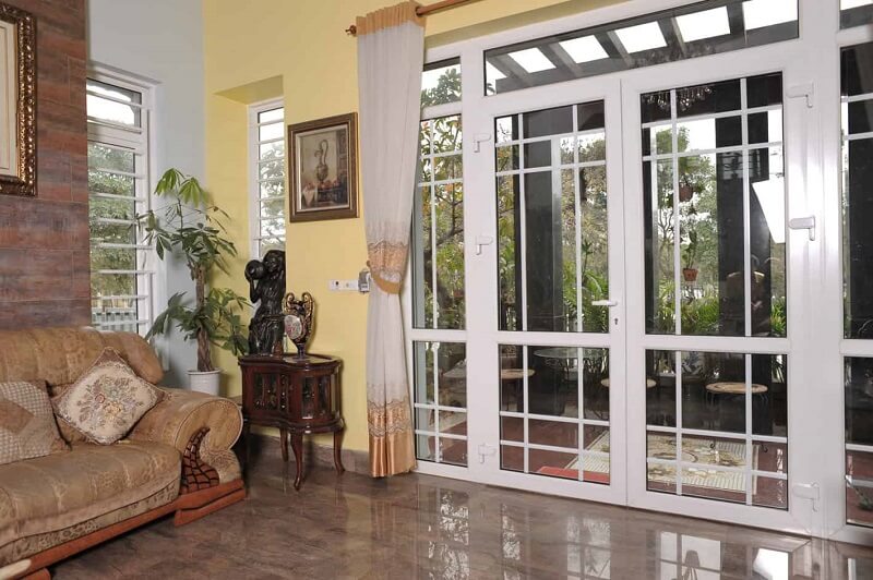 Cửa chính mở vào thường được thiết kế thêm rèm cửa