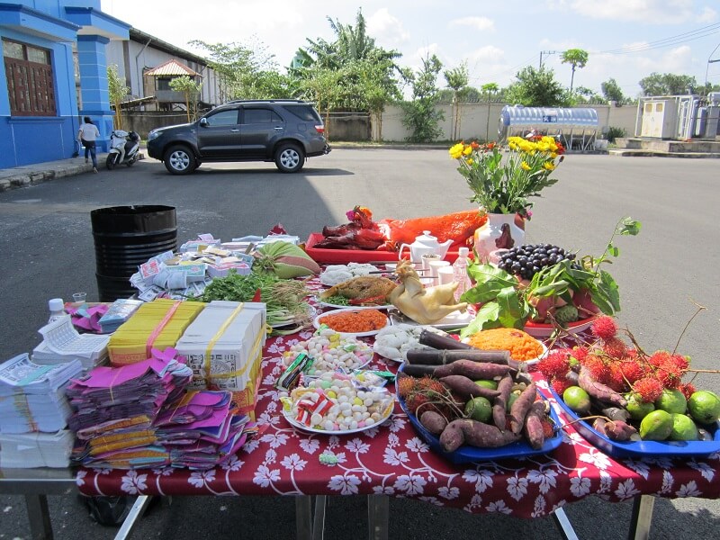 Người Việt Nam thường cúng cô hồn vào tháng 7 âm lịch