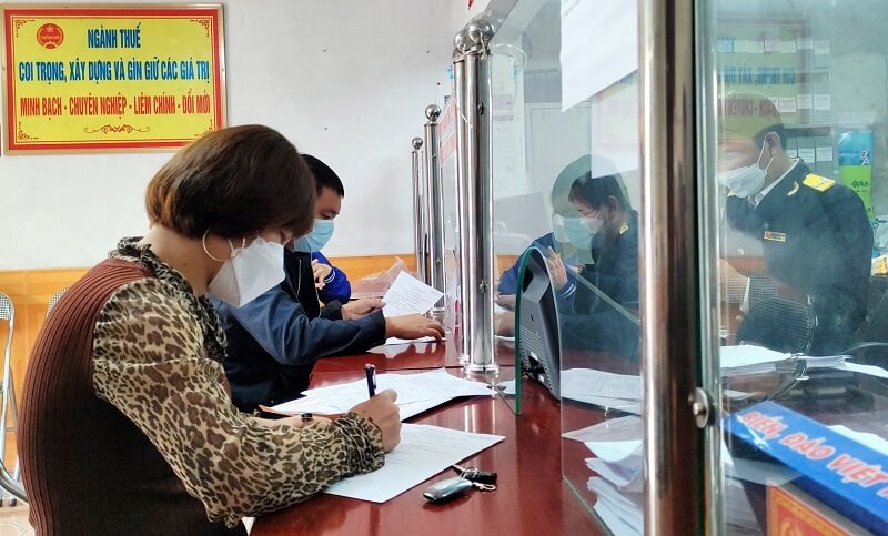 Tiến hành thủ tục nộp phí trước bạ ở Chi cục Thuế