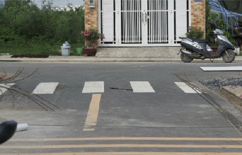 Đất làm nhà sát lề đường