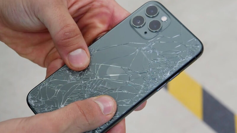 Kiểm tra điện thoại sau những cú va chạm