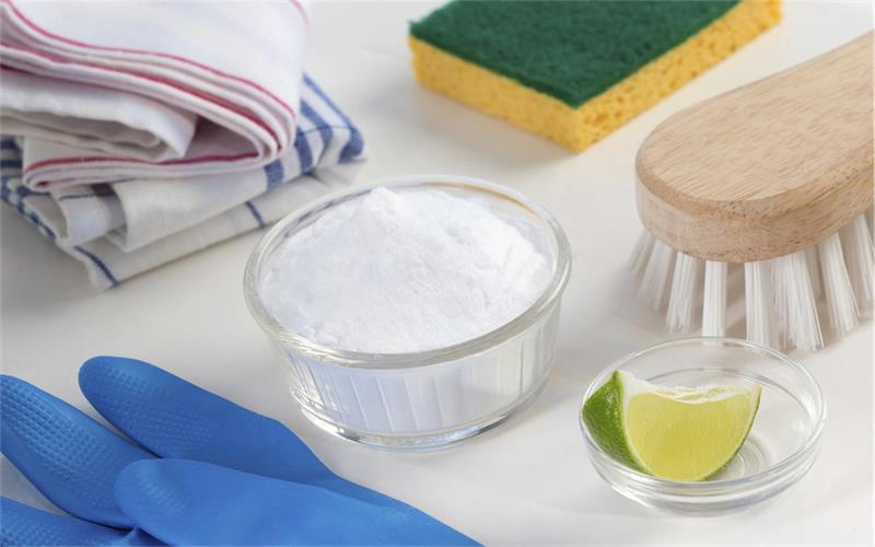 Dùng tinh dầu hoặc chanh tươi cũng là cách tẩy mốc hiệu quả