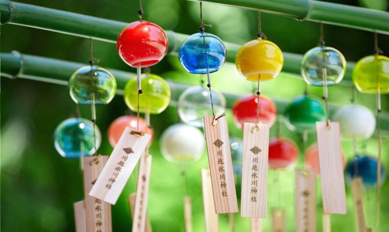 Treo chuông gió trước cửa