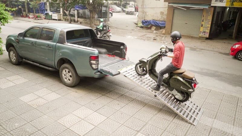 Sử dụng các vật dụng hỗ trợ là một bước quan trọng để chở xe máy bằng xe bán tải