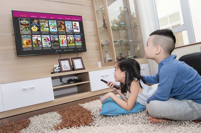 Sử dụng điều khiển ở xa tivi cũng dễ gây ra tình trạng tivi bị nhiễm từ