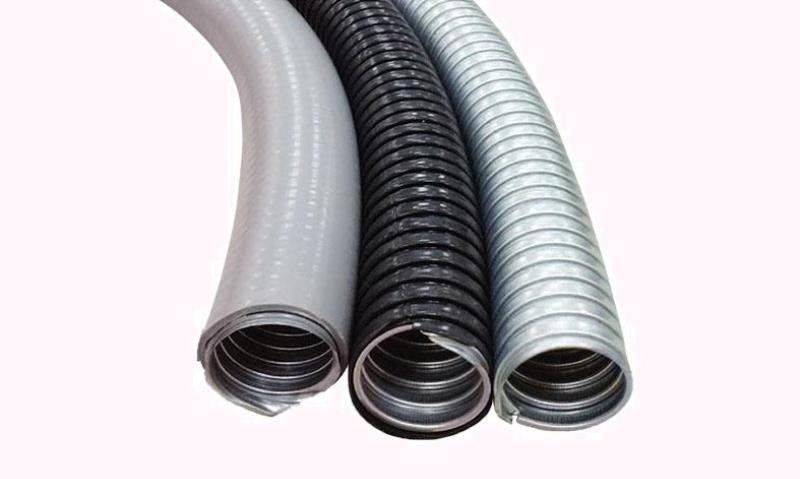 Dùng ống bọc dây điện để tránh bị chuột cắn dây