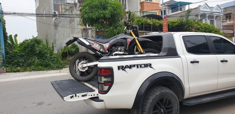 Chở xe máy bằng xe bán tải theo đúng quy định