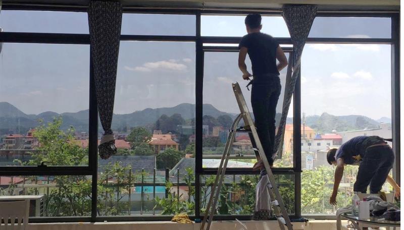 Dùng tấm dán film cách nhiệt