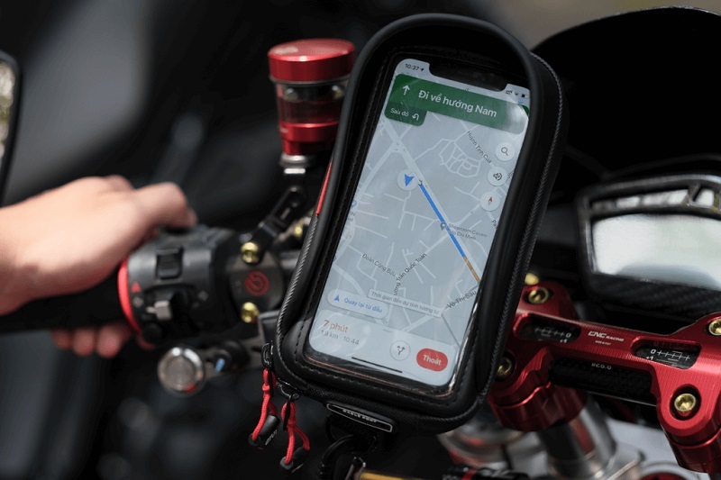 Gắn điện thoại trên xe máy có bị phạt không?