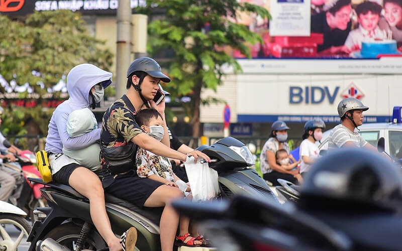 Gây cản trở phương tiện đi phía sau