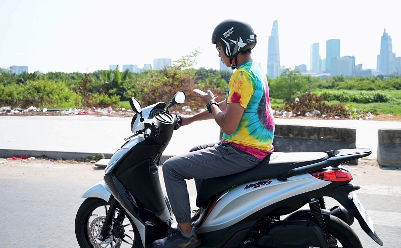 Quan sát và ra tín hiệu dừng lại bên lề đường sử dụng điện thoại