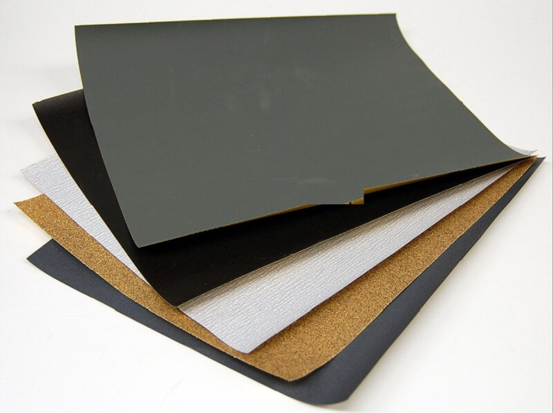 Sử dụng giấy nhám để xóa vết xước sơn